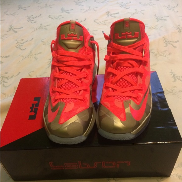LeBron XI 11 Low Le Maison Du Collection - Picture 1 of 7